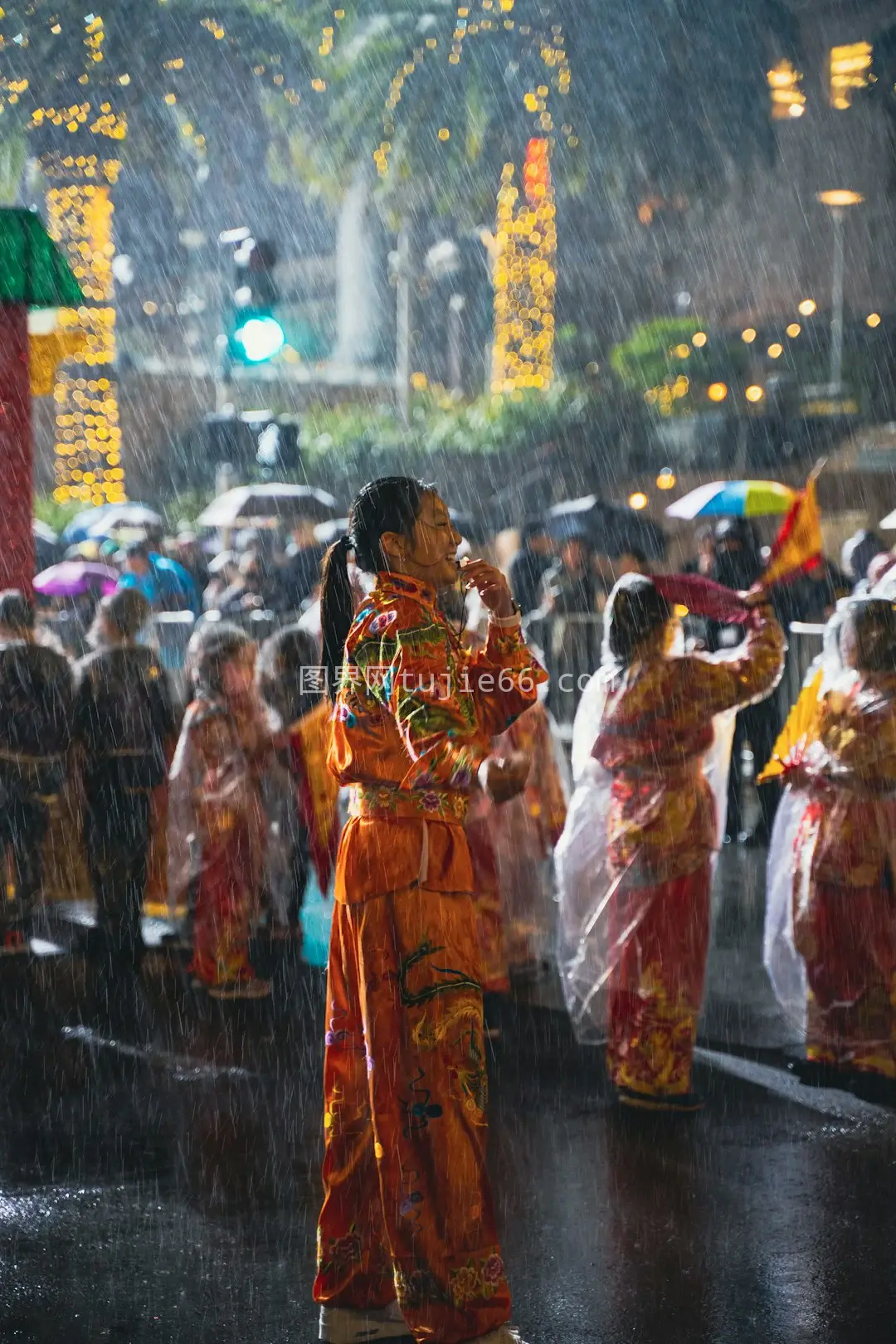 雨中撑伞站立的人们图片