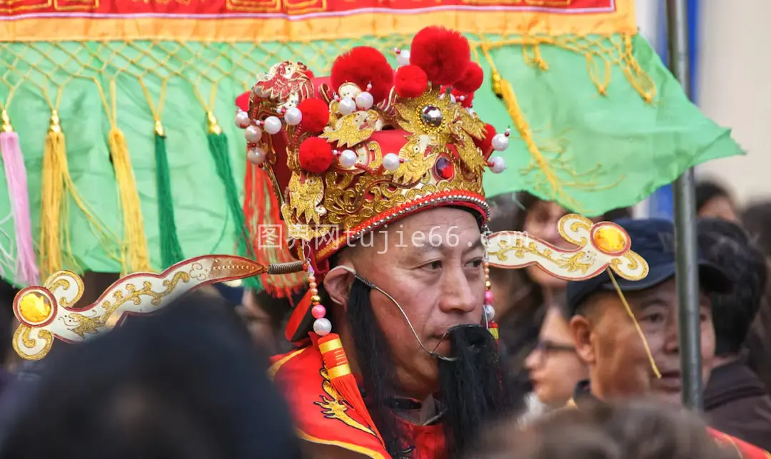 男子红色黄色帽风采图片