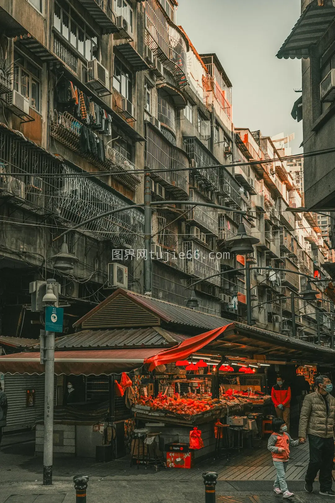 人群高楼街道行走图片