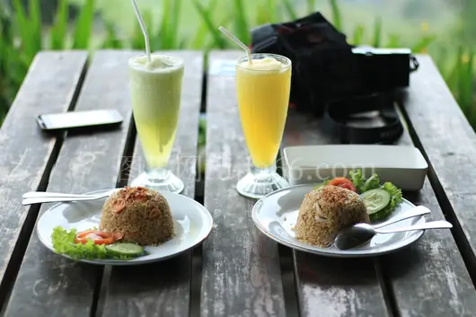桌上炒饭配果汁