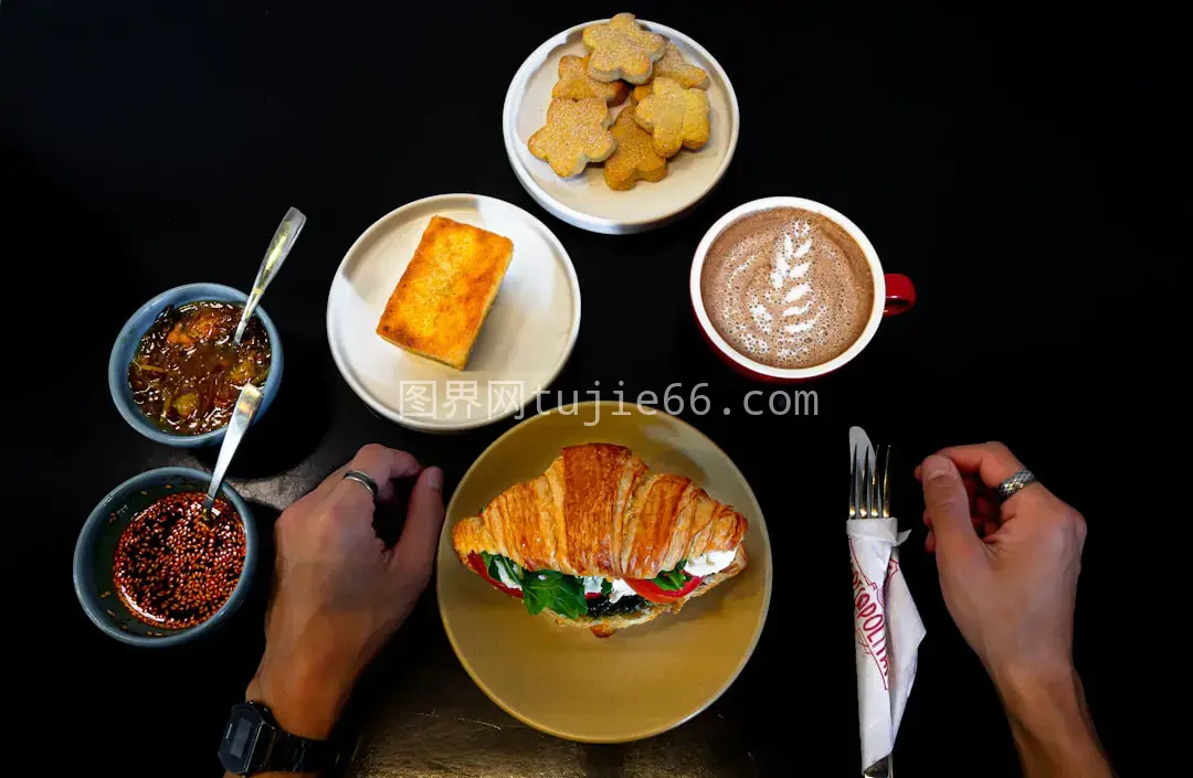 餐桌前独享美食之人图片