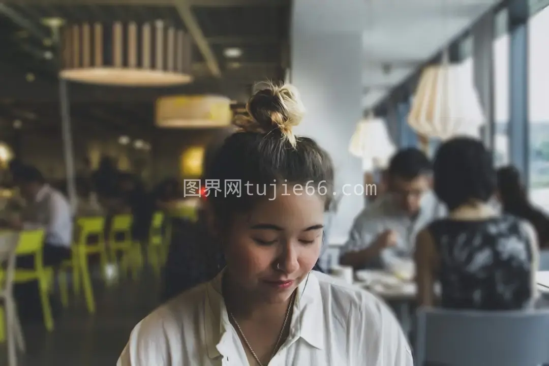 餐厅女士椅后用餐景图片