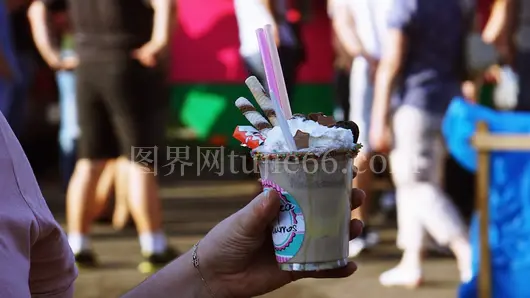 人物手握冰淇淋杯
