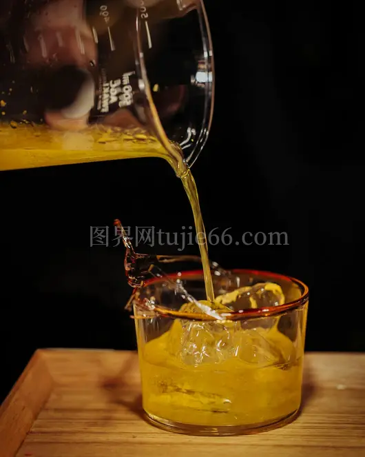 人物倒果汁混合冰块杯中