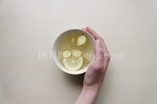 人物手持青柠姜白碗