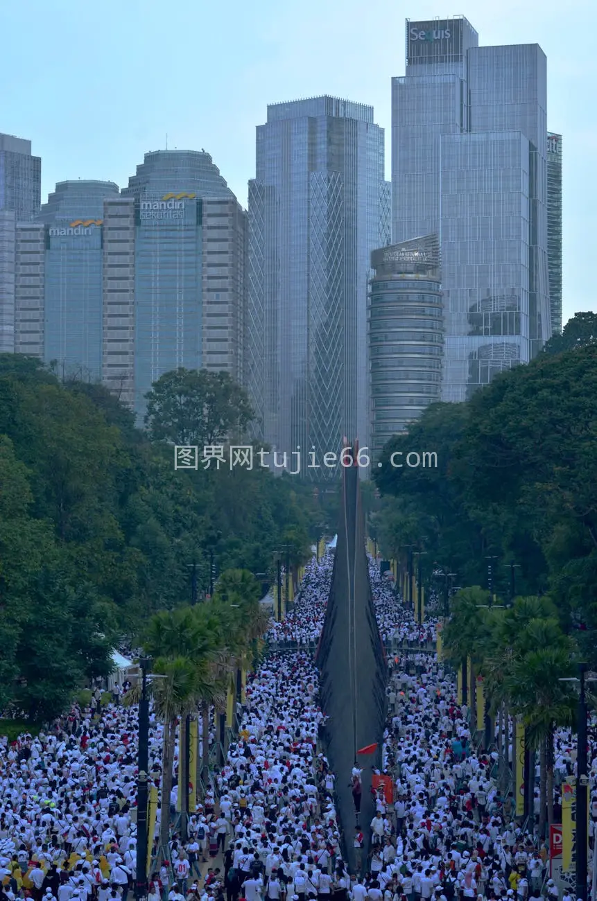 雅加达马拉松高楼映衬城市风貌图片