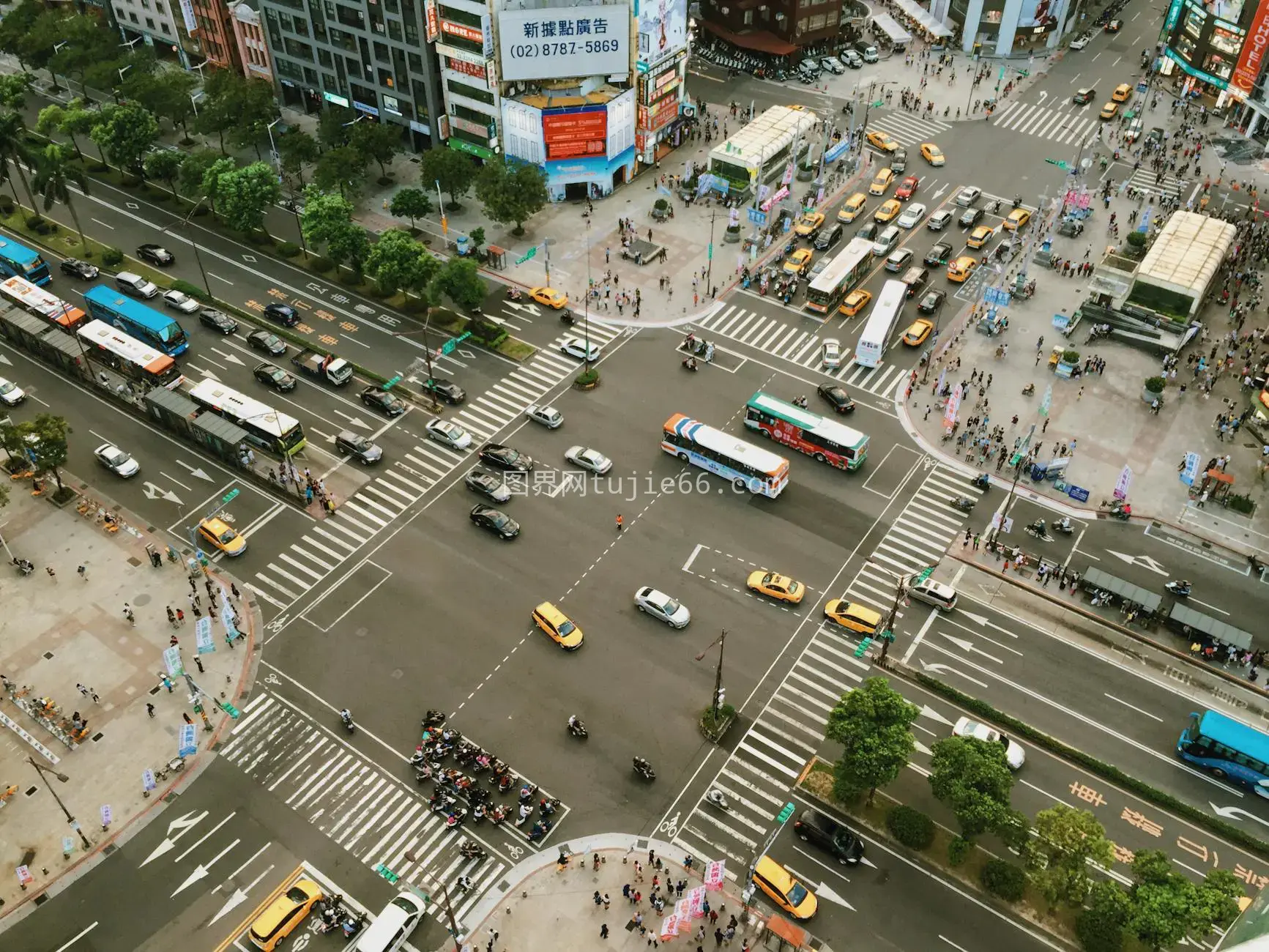 空中视角城市街头繁华交点景图片