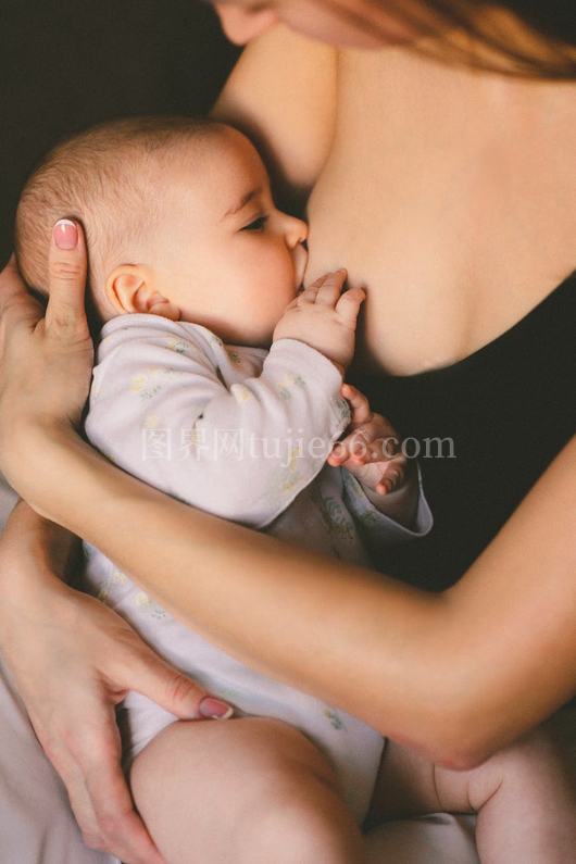 母亲哺乳婴儿展现母爱关怀