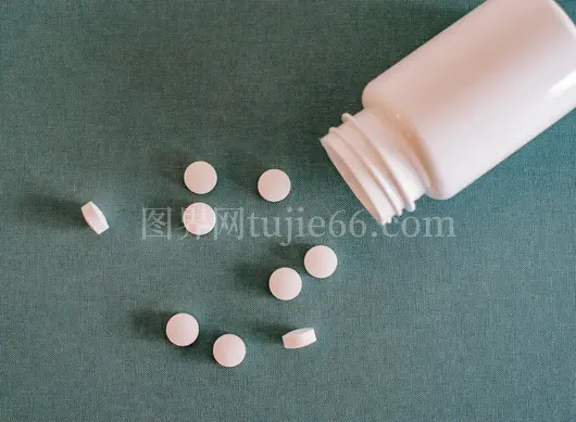 青绿表面药片俯洒塑料瓶