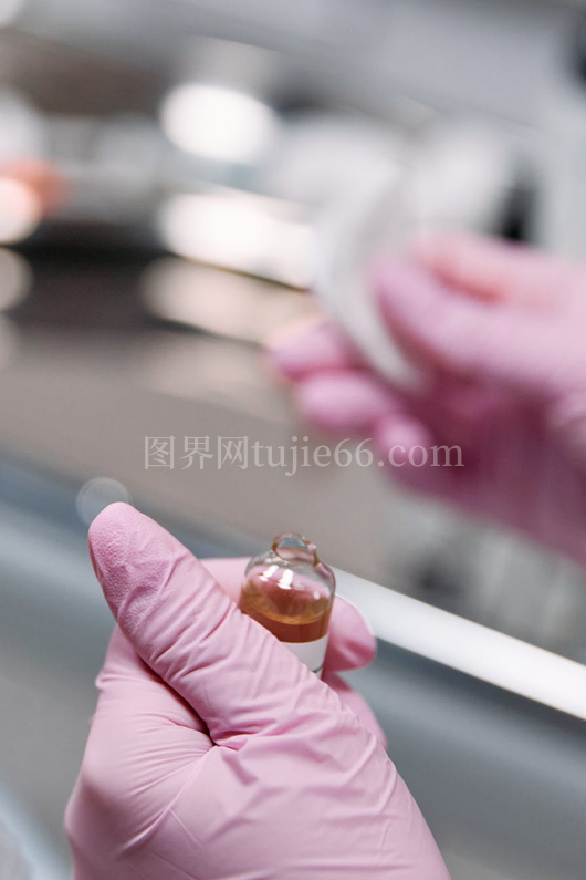 细致手套握药用安瓿实验室特写