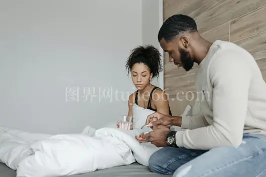 夫妇病中互慰家庭情意浓