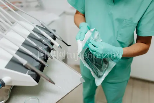 牙医拆包消毒工具照护患者