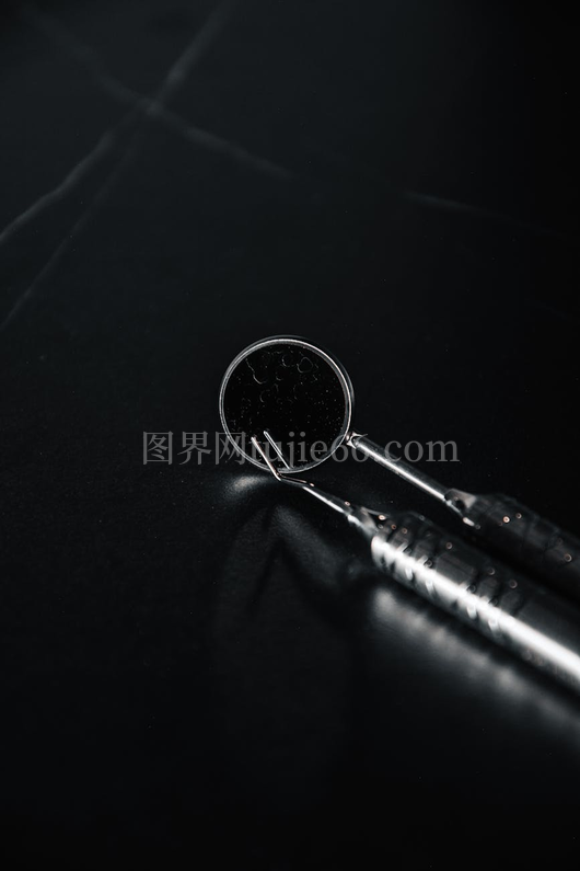 口腔工具暗调金属质感特写