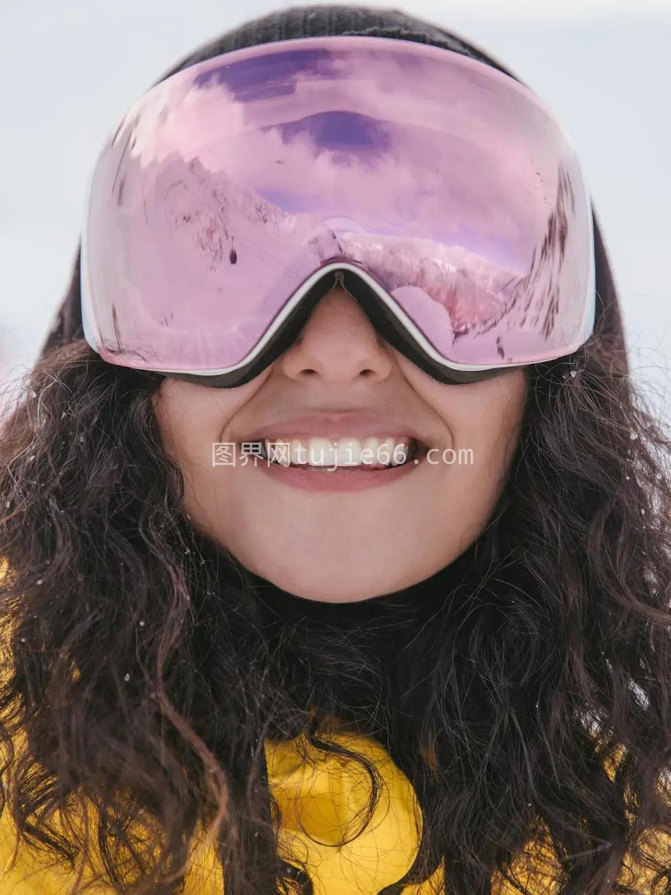 微笑女性滑雪镜冬日户外图片