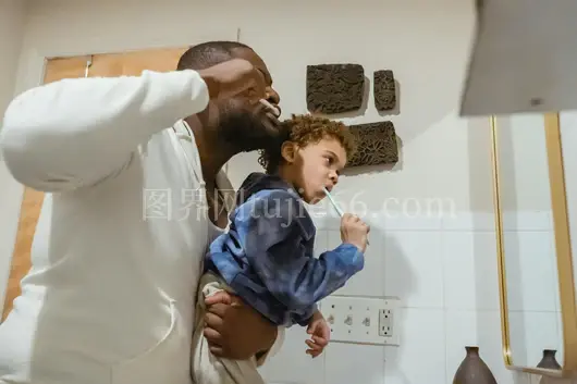 专注非裔父亲晨间教子刷牙
