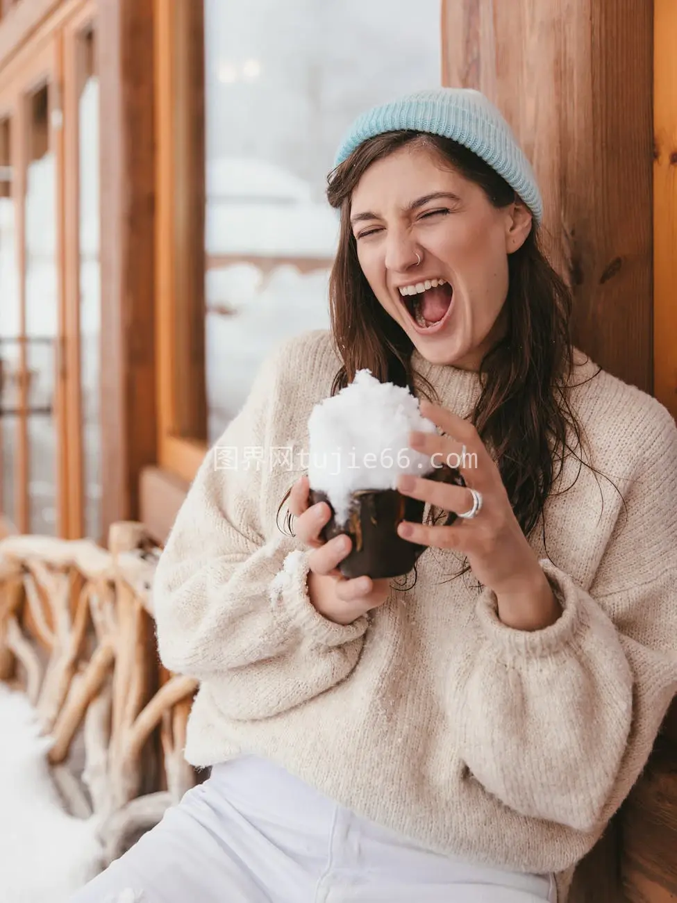 冬装女性雪中欢欣图片