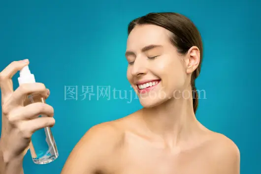 女性蓝色背景护肤喷雾