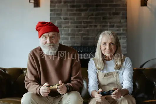 老年夫妇在家愉快玩电子游戏