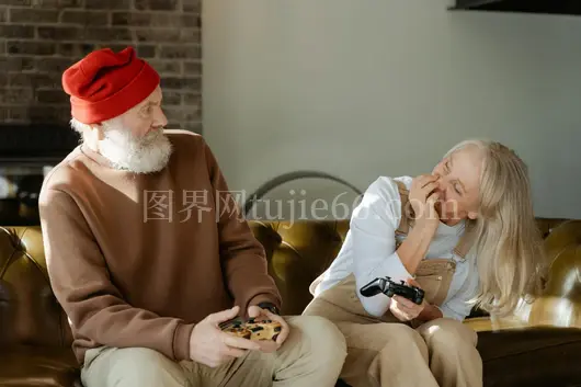 老年夫妇欢笑声中游戏沙发乐
