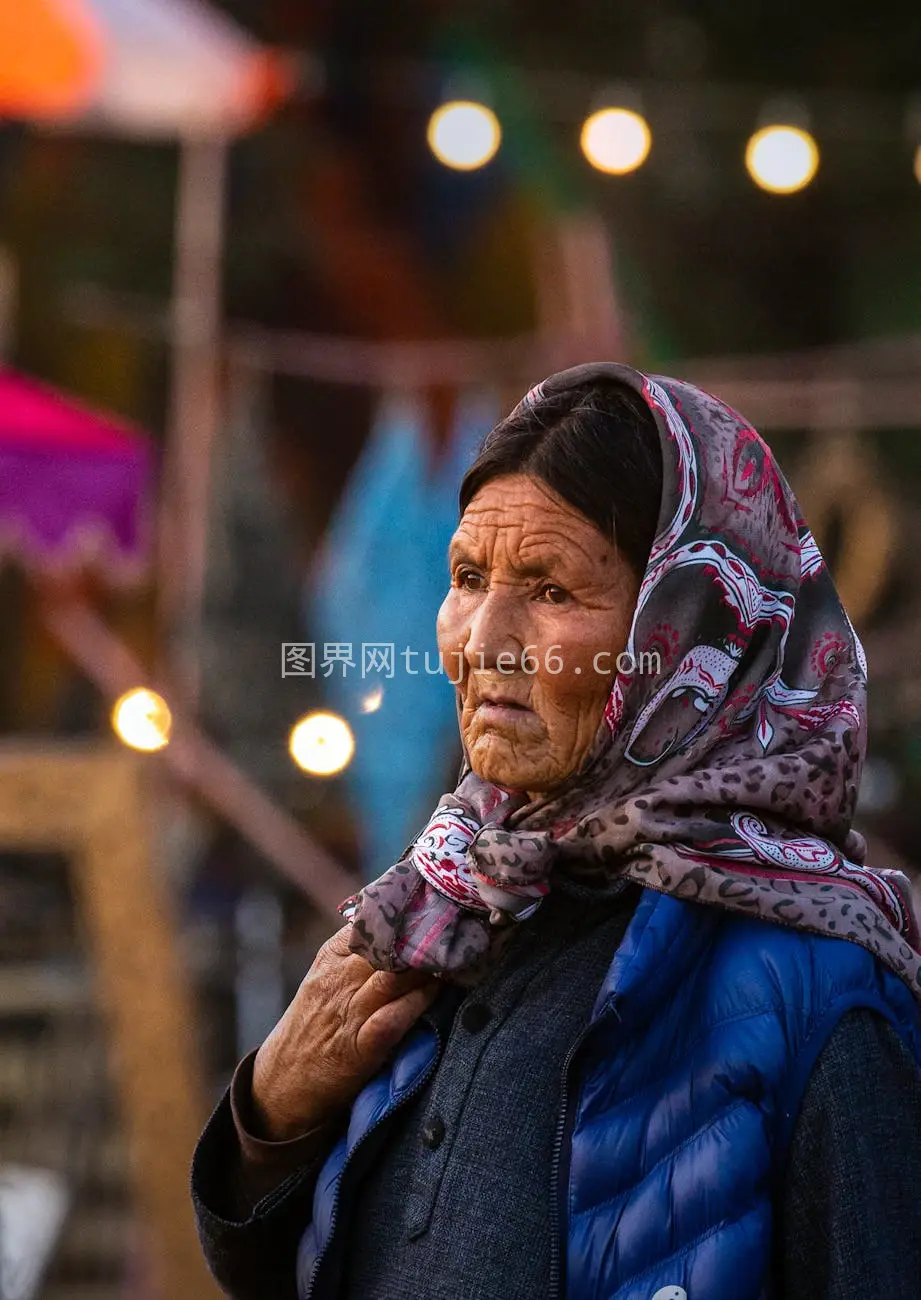 老年女性图案头巾热闹户外市场图片