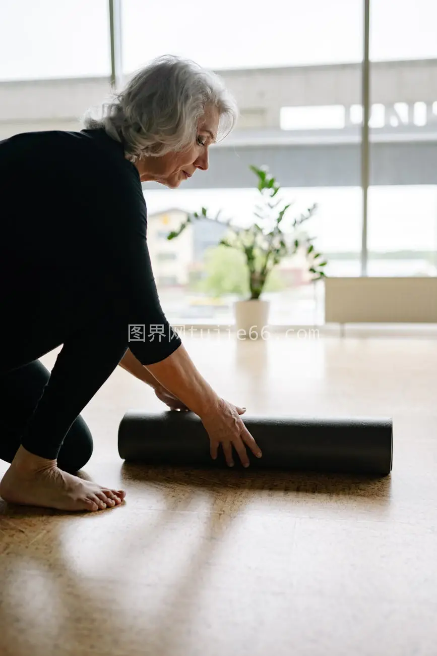 室内瑜伽垫老年女性练习图片