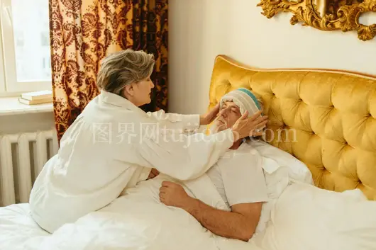 女性关怀病患温馨画面
