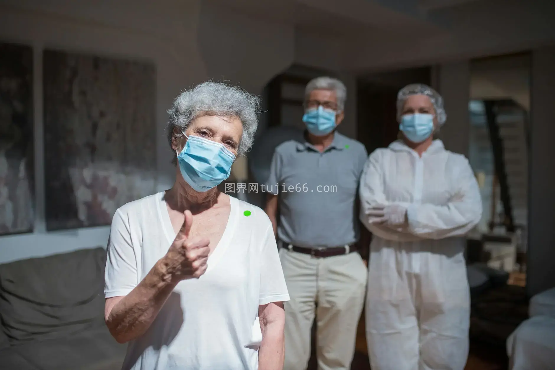 医生防护服年长女性竖大拇指图片