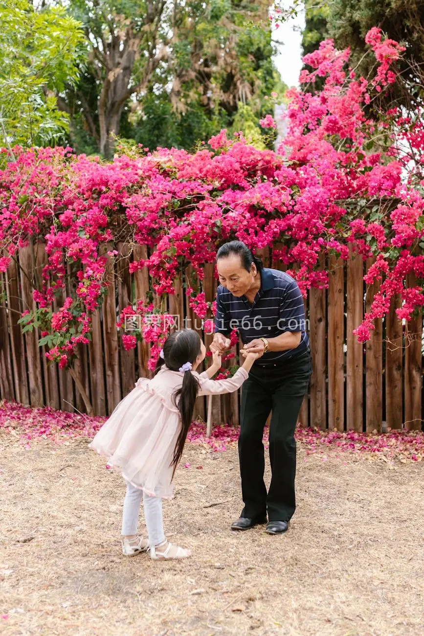 祖孙花丛欢乐时图片