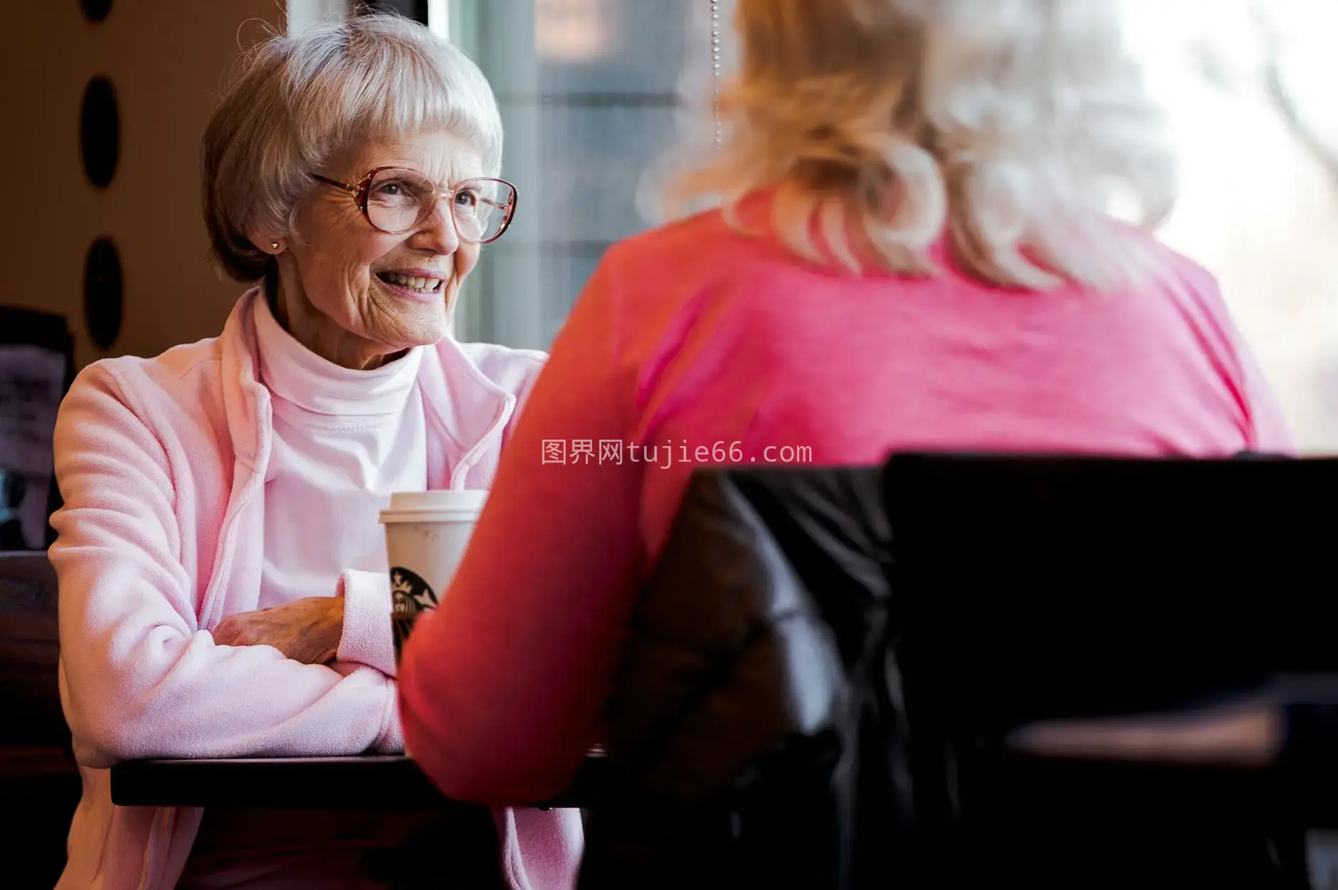 年长女性咖啡室内愉快谈心图片