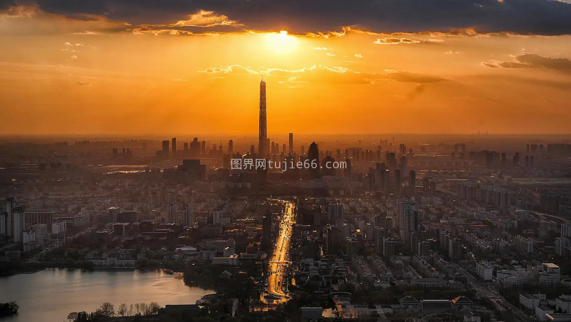 金色夕阳下摩天大楼剪影城市景观图片