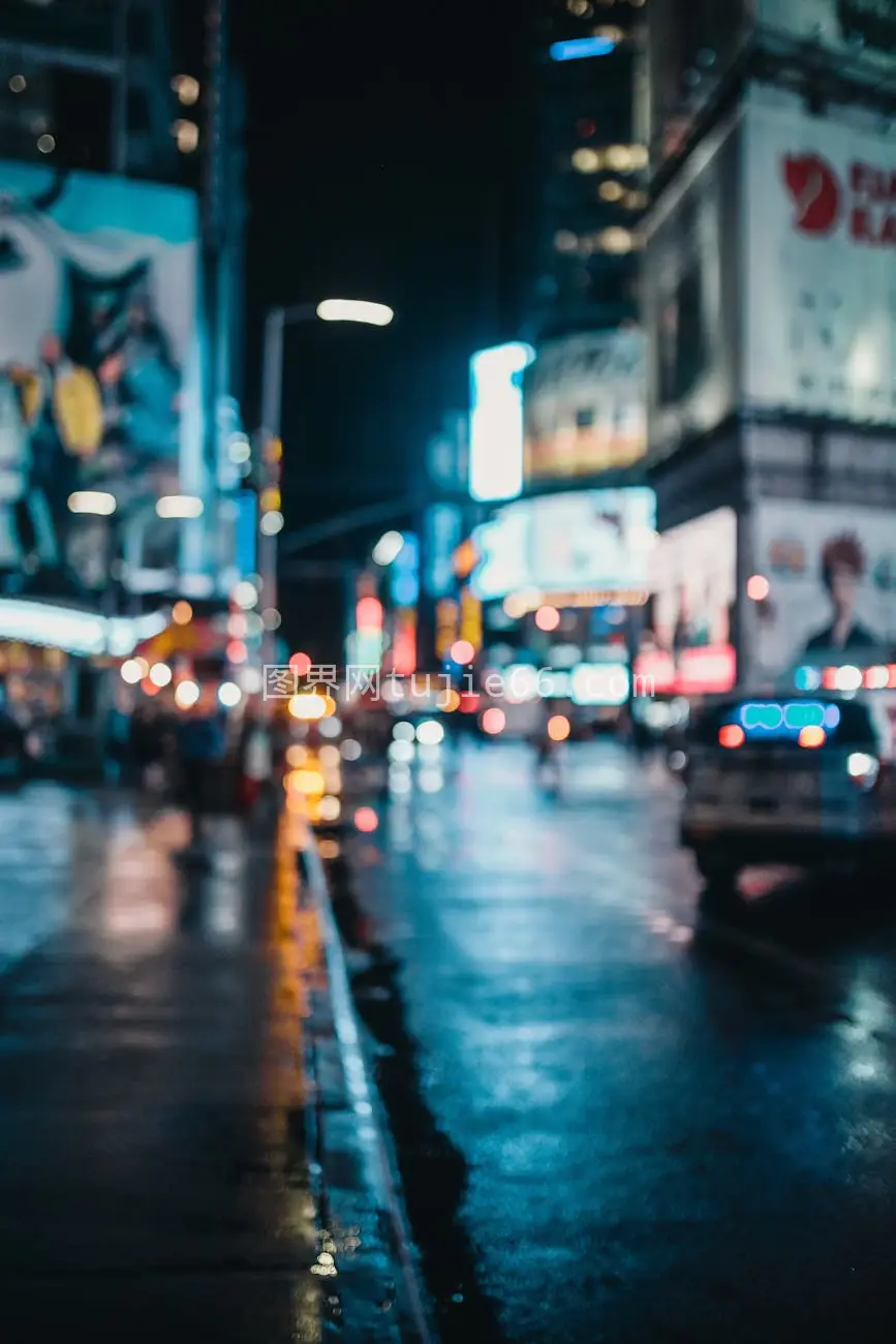 模糊城市夜景霓虹湿街图片