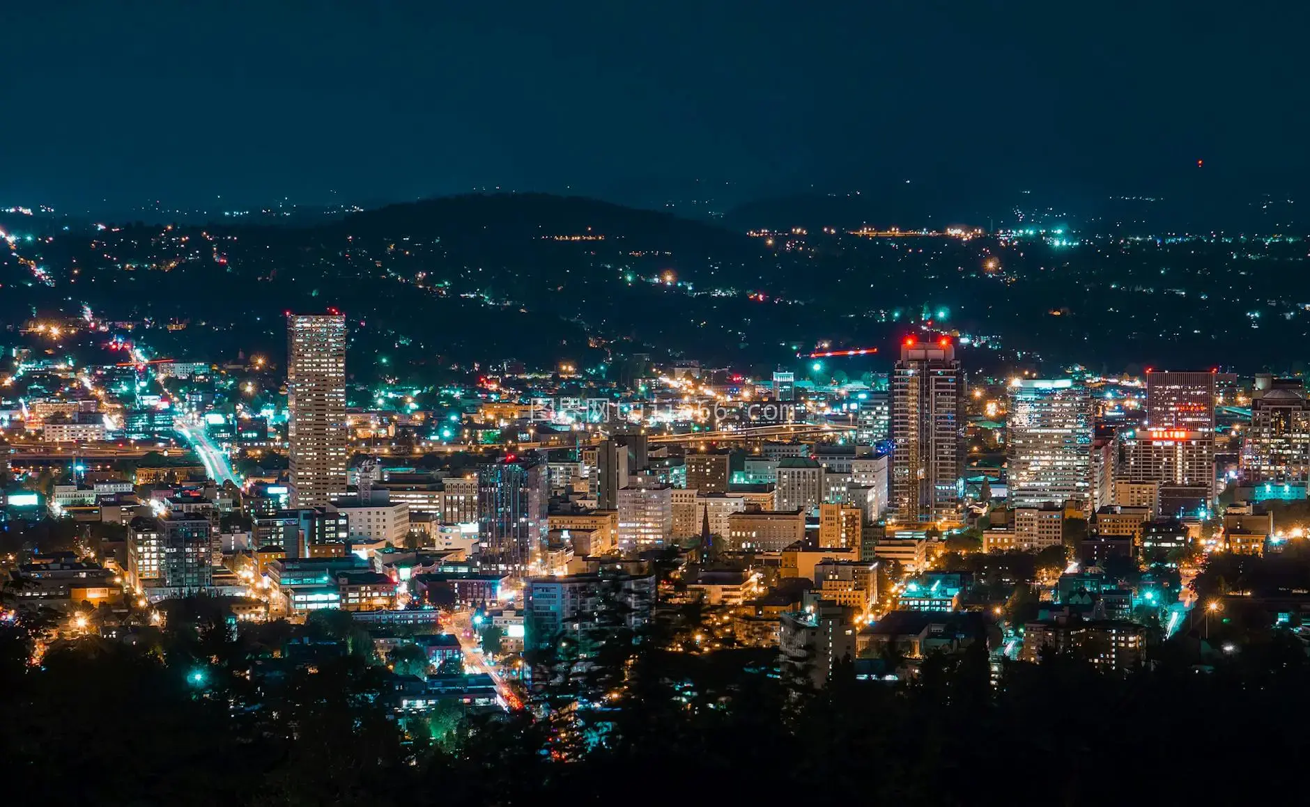 璀璨夜景空中瞰城市摩天图片