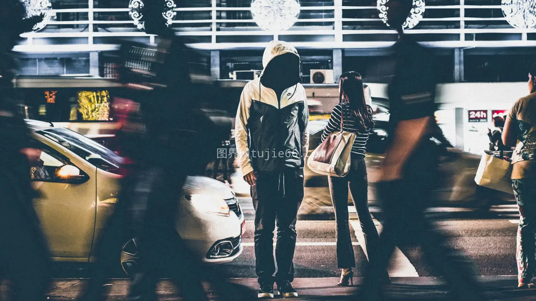 夜景街景动态模糊呈现图片