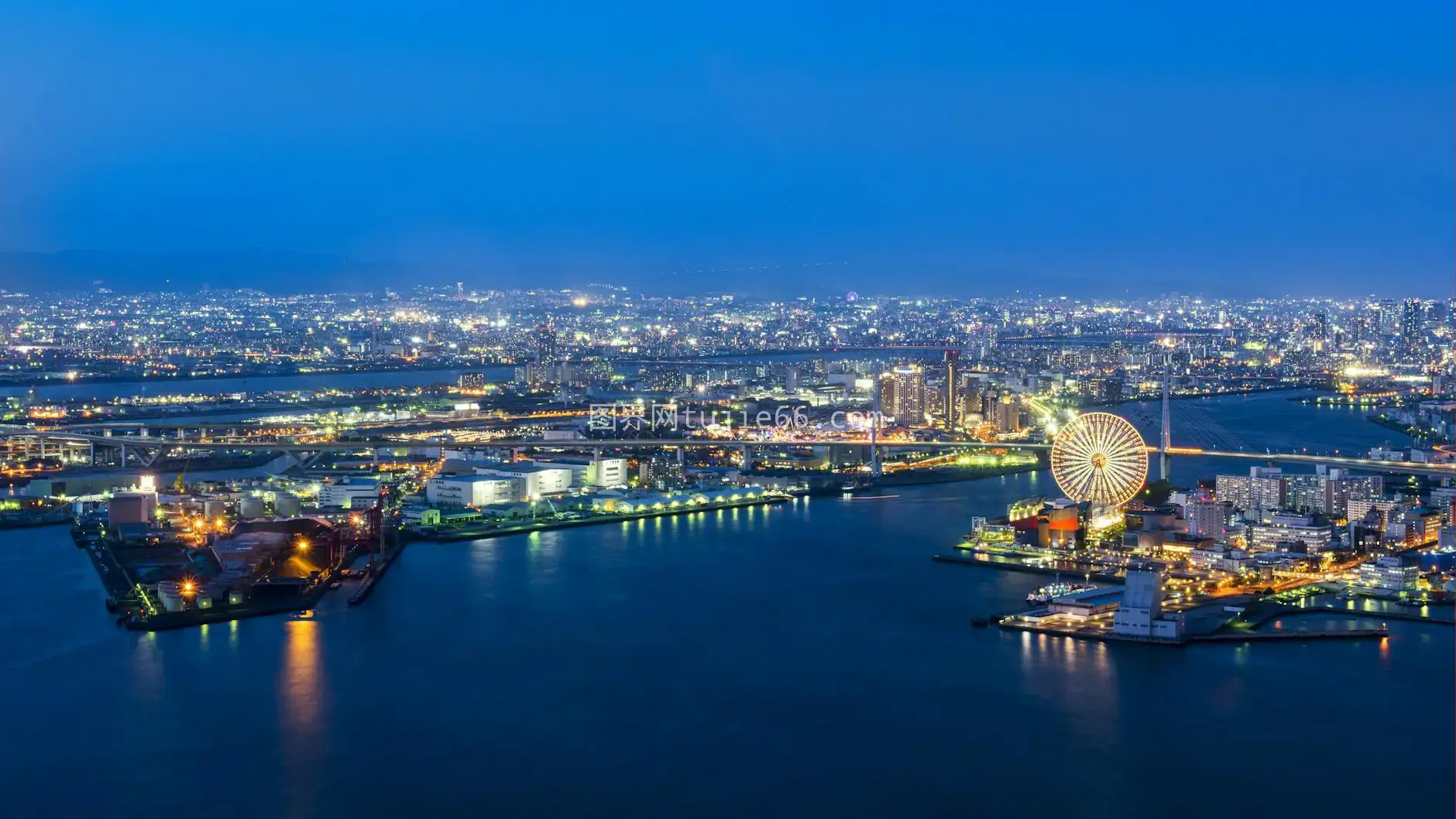 夜景摩天轮映衬璀璨城市水景图片