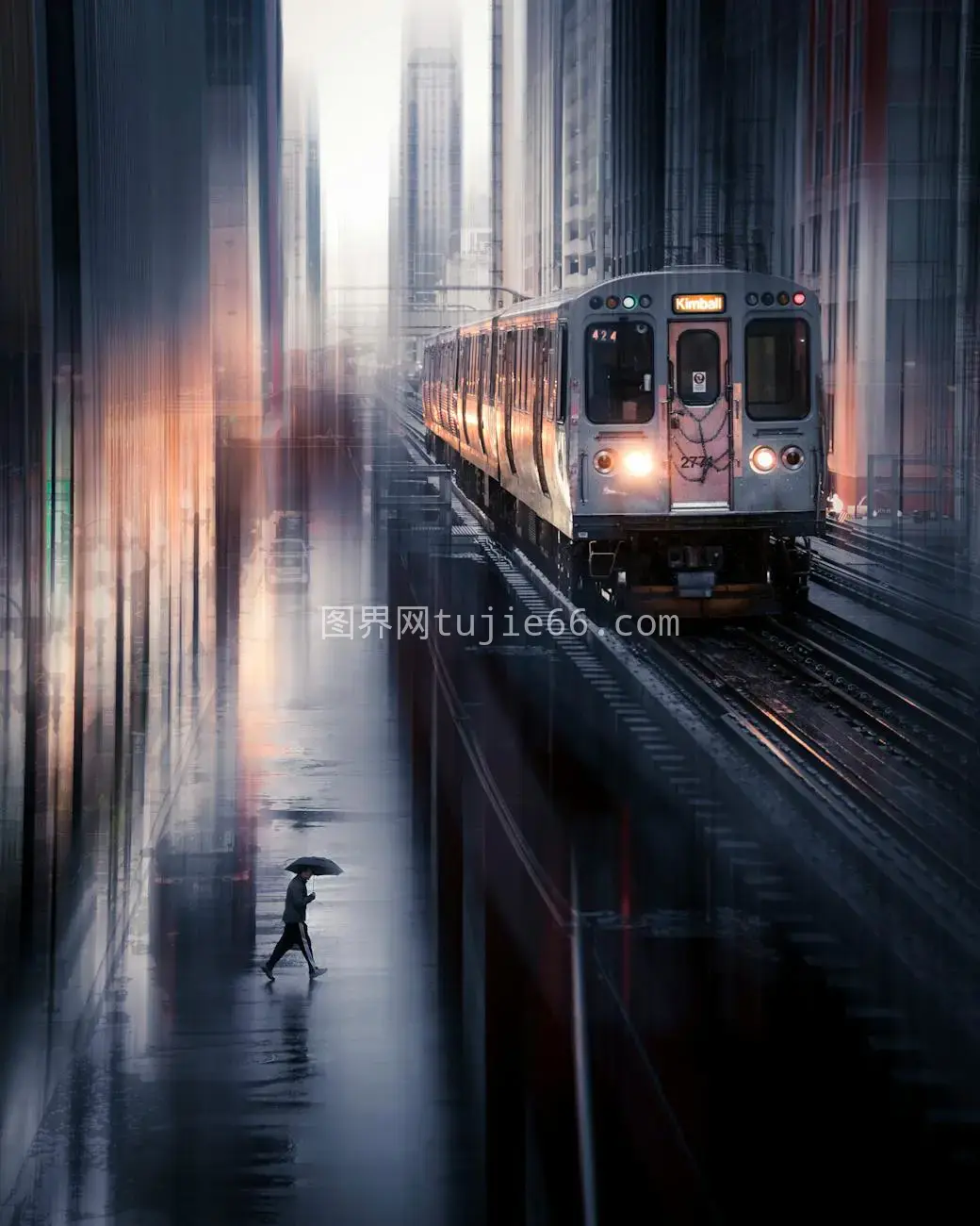 黄昏城市火车雨中景图片