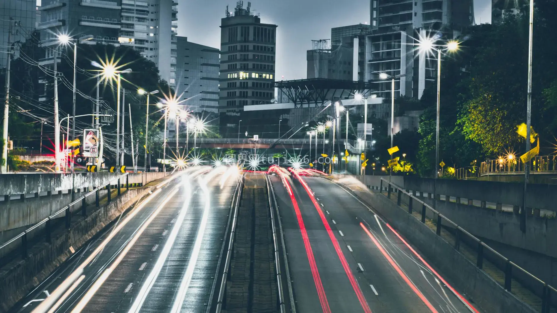 都市夜景快速路摩天光轨图片