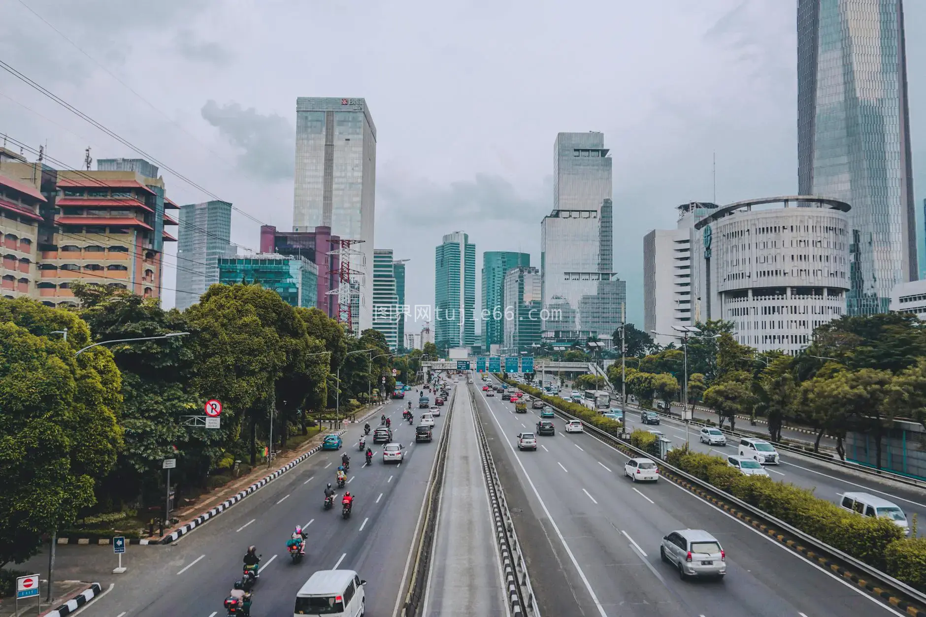 雅加达繁华都市景摩天公路映照图片