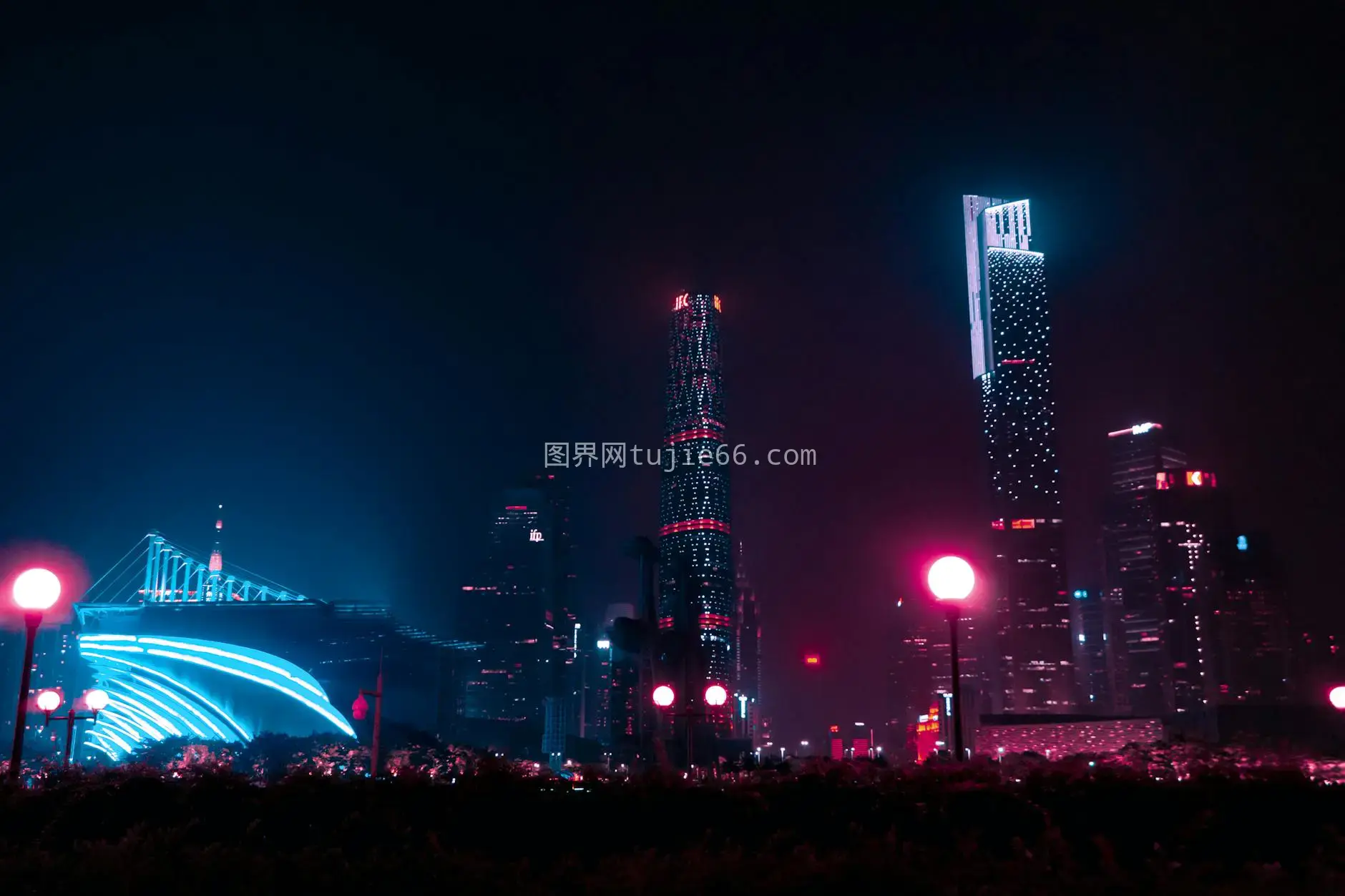 广州璀璨夜景摩天大楼映衬图片