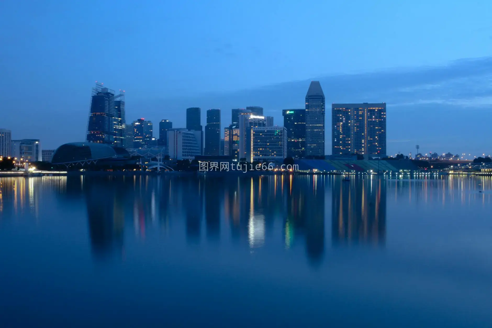 新加坡夜景倒影映都市风采图片