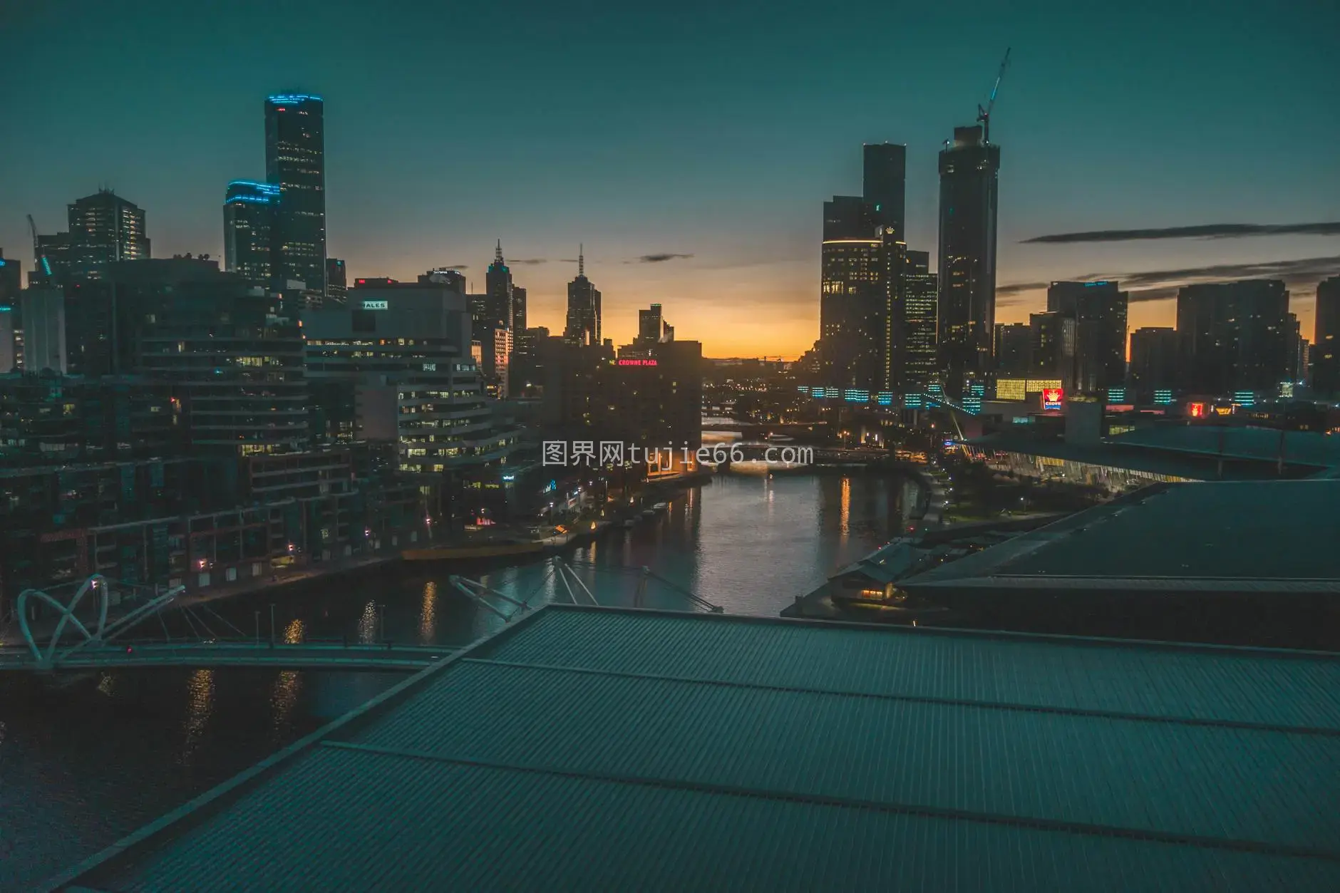 黄昏城市夜景璀璨倒影图片