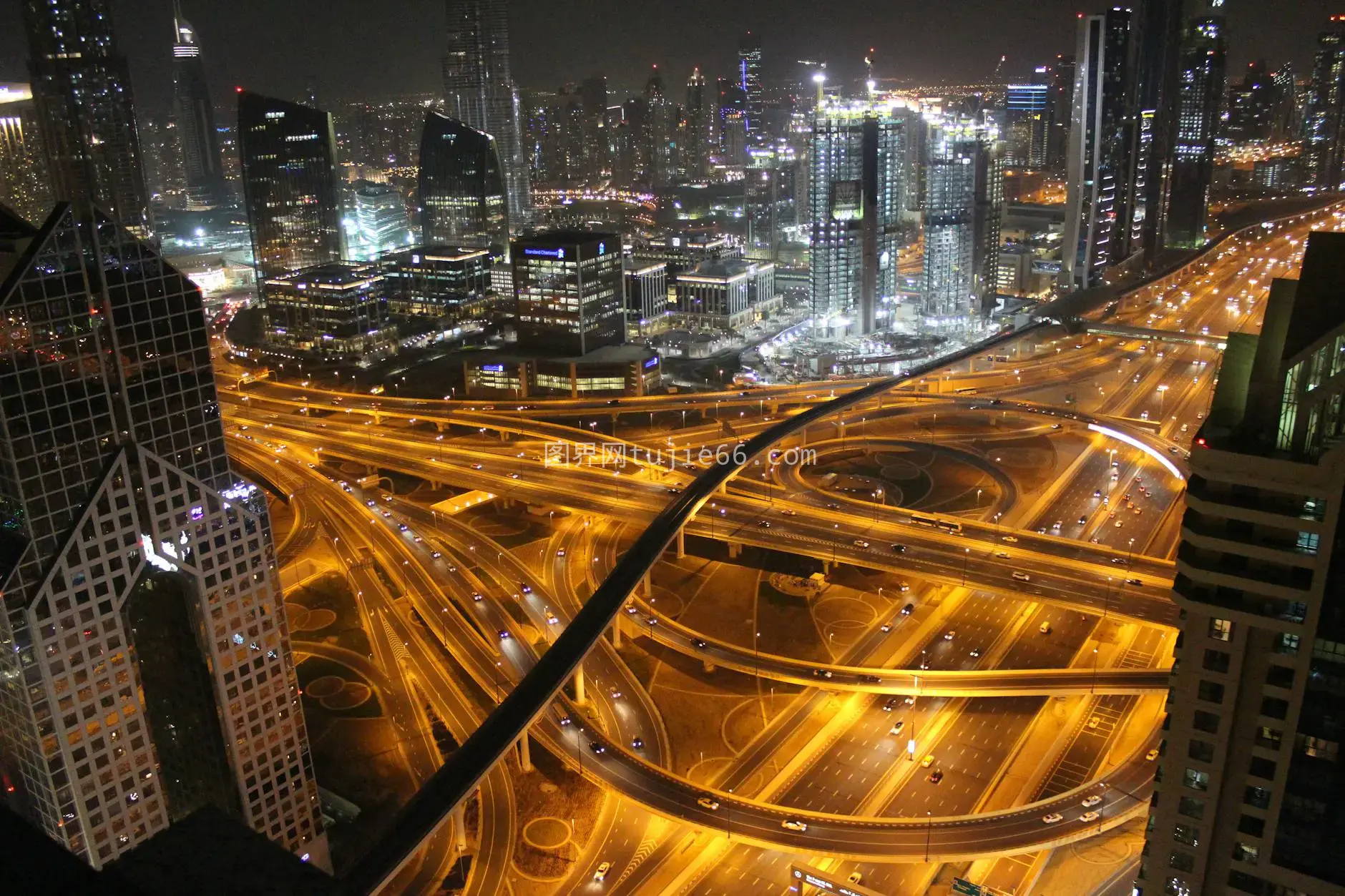 迪拜夜景空中拍摄，高速与摩天交相辉映图片