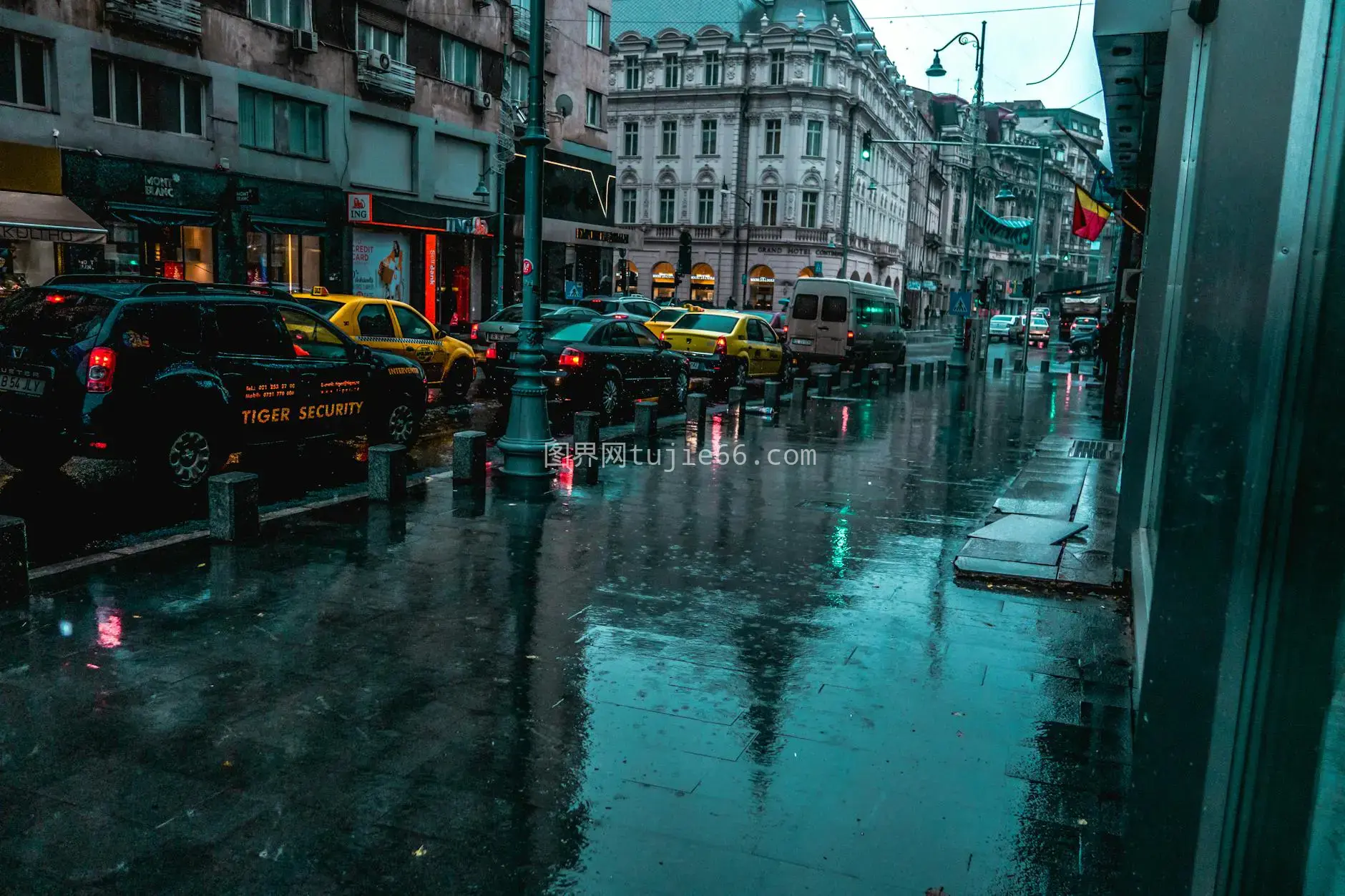 雨中日落城市古街宁静景致图片