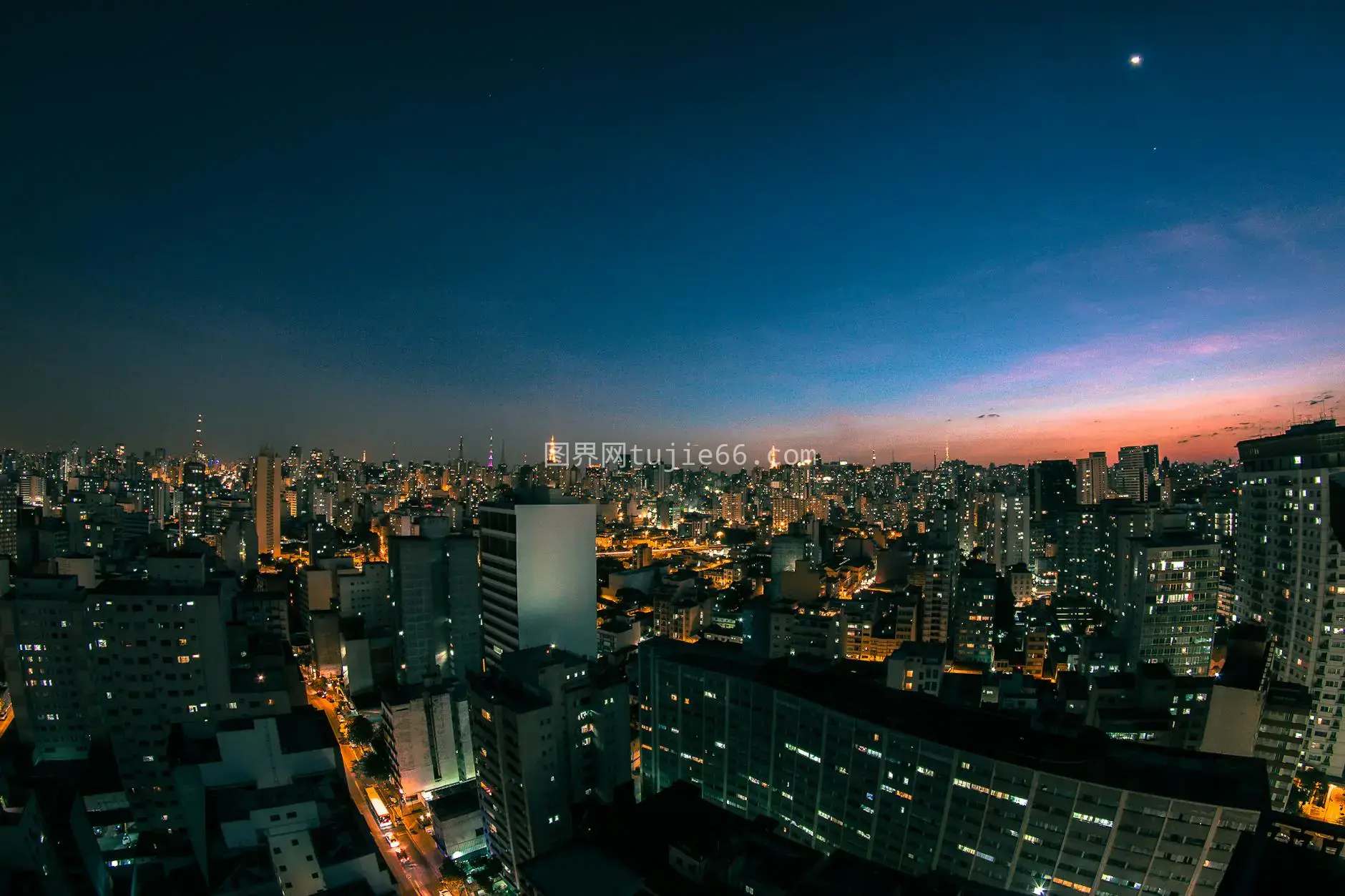 圣保罗黄昏时分天际线璀璨夜景图片