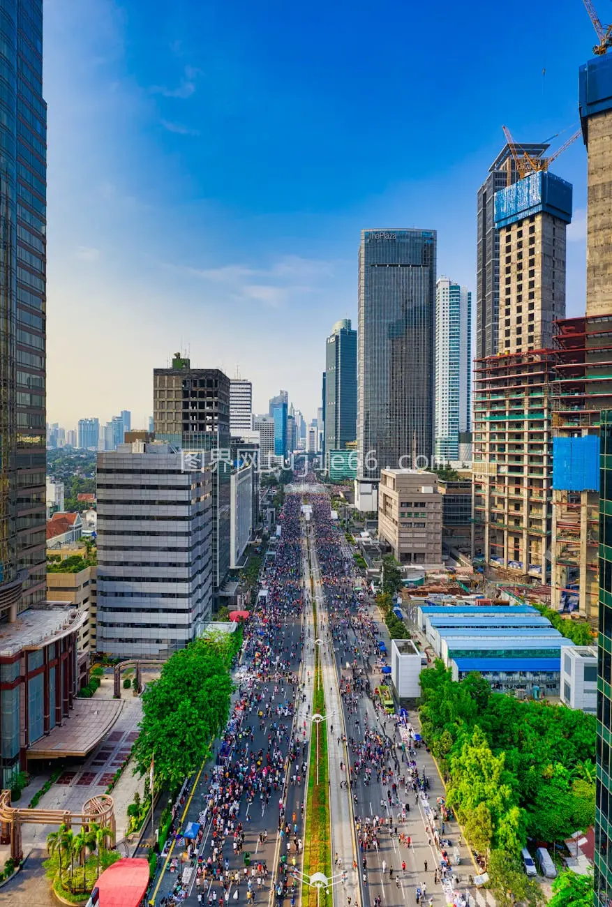 雅加达空中全景 摩天林立晴空下图片