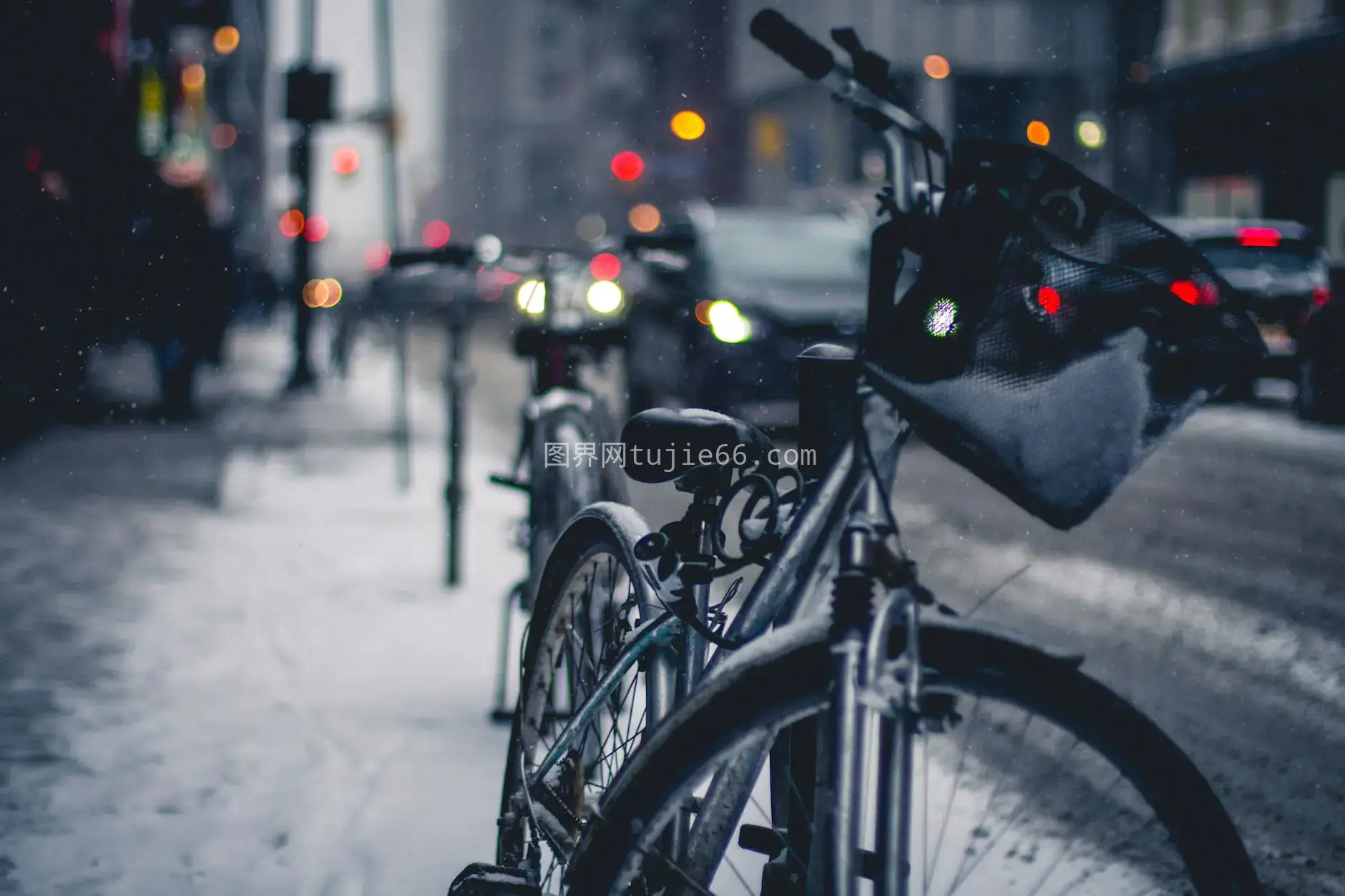 雪地自行车城市夜景图片