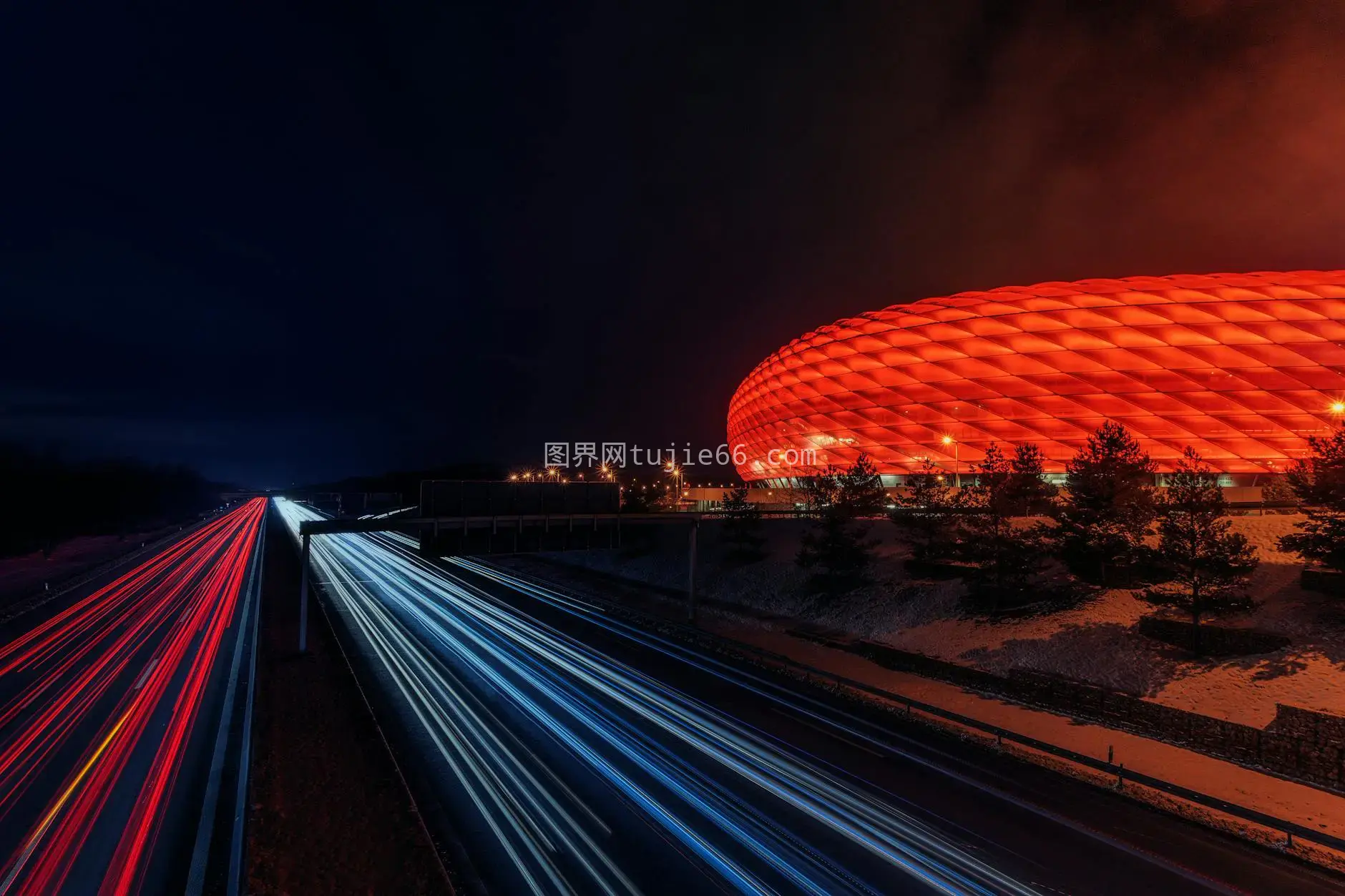 夜景下Allianz Arena光影全貌图片