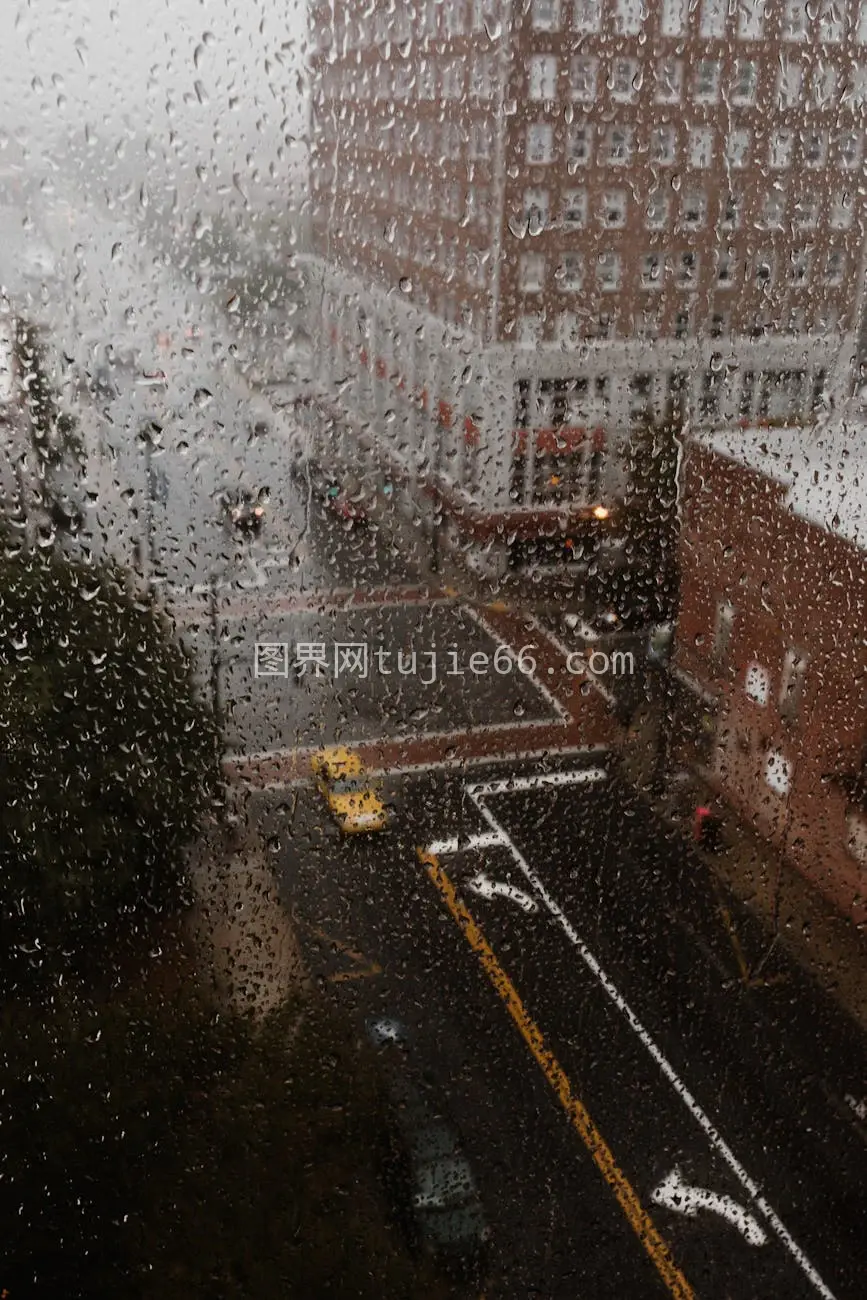 Greensboro NC雨天窗景都市风情图片