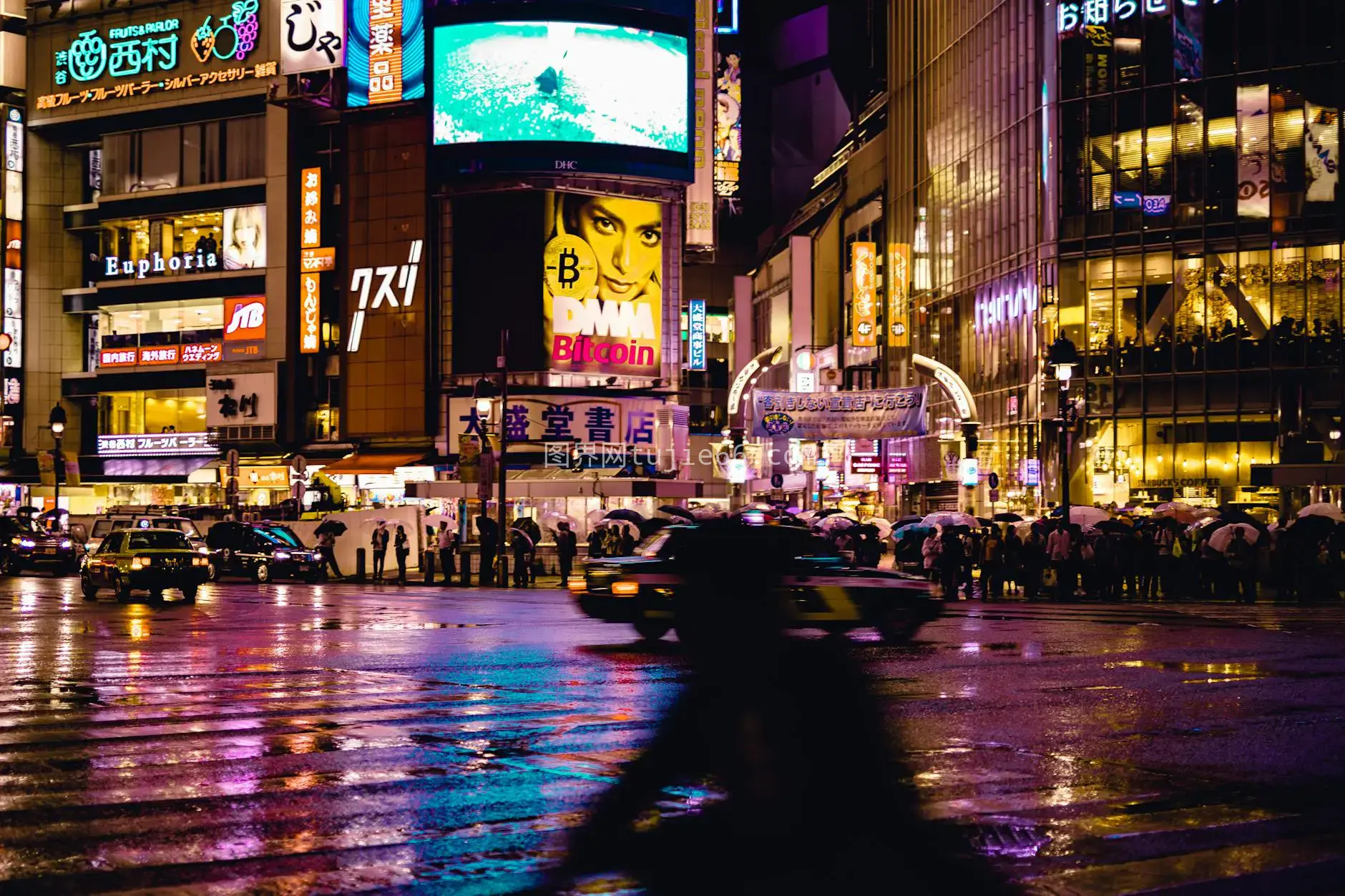 涩谷夜生活霓虹人群盛景图片