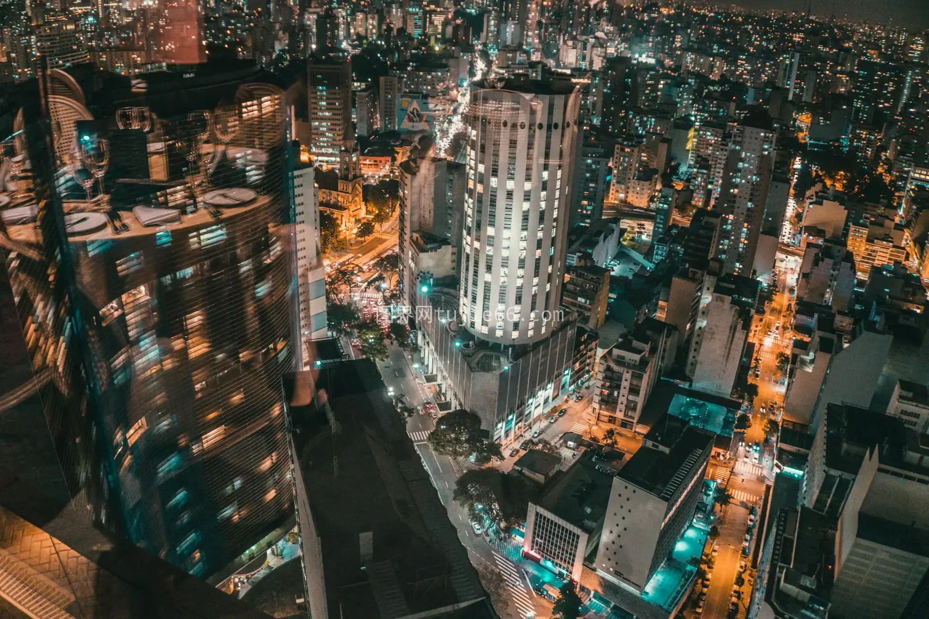 高空视角璀璨夜城高楼图片