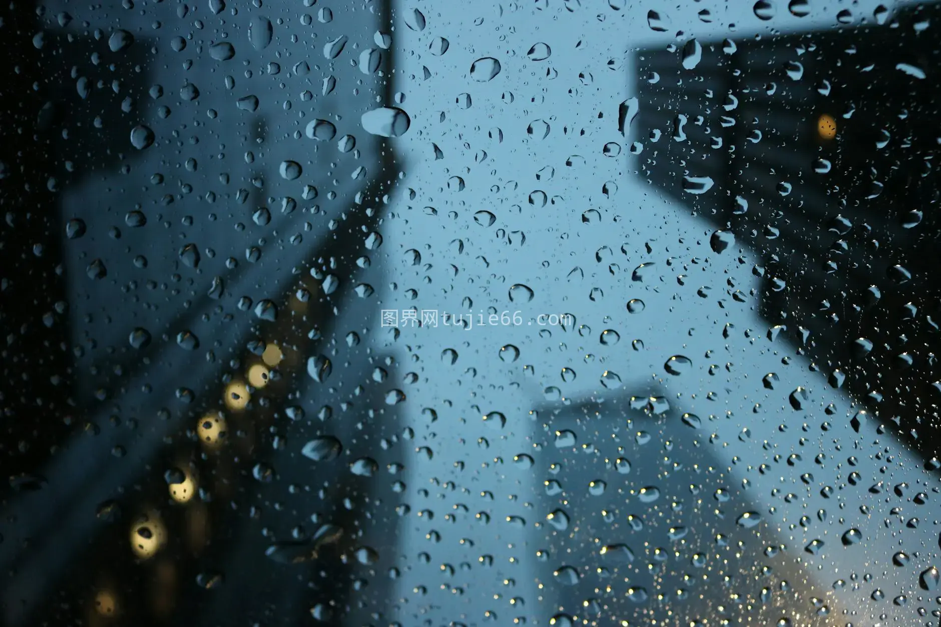 雨滴映照忧郁夜景窗景图片